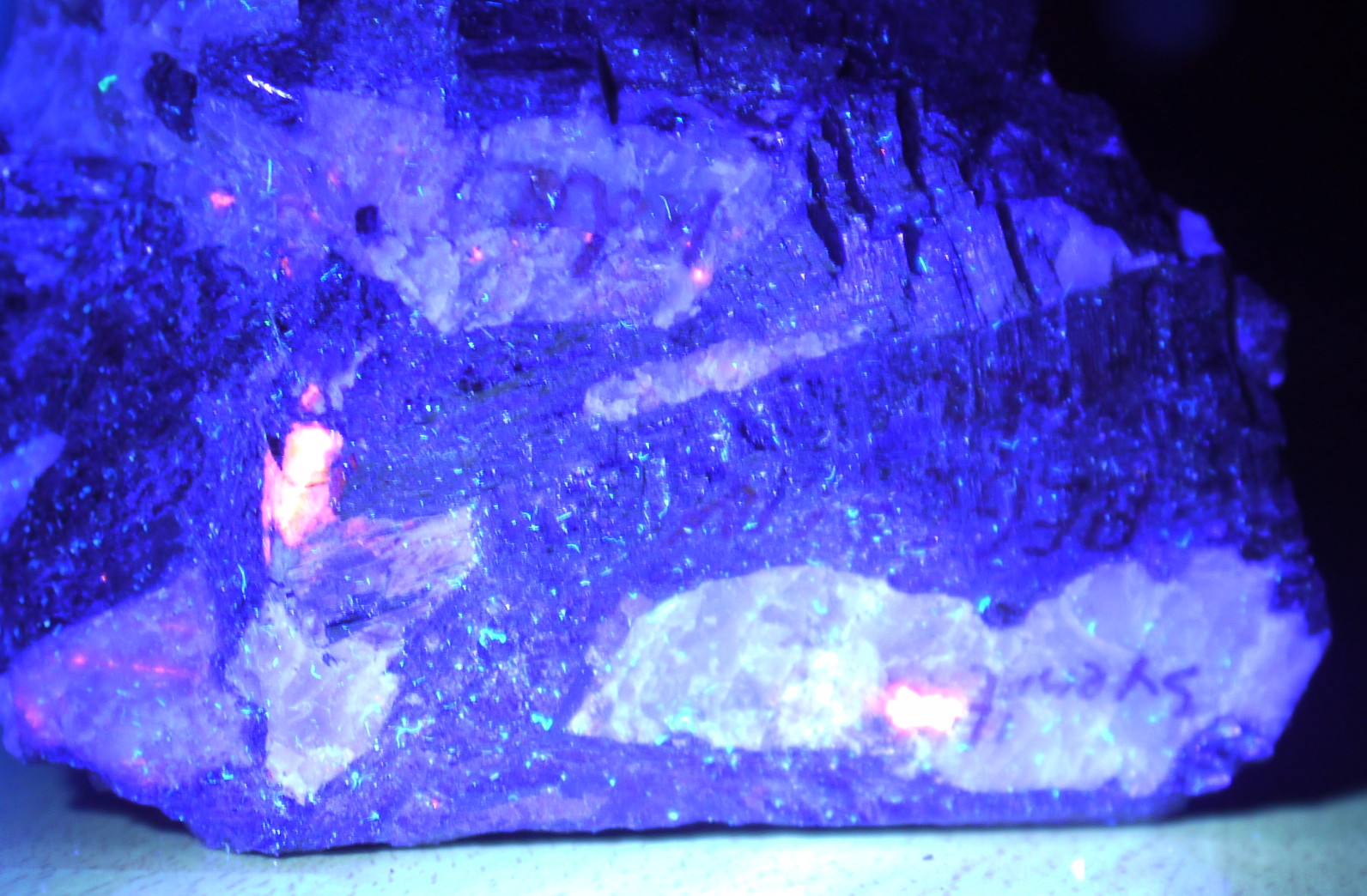 Gestein von der Kolahalbinsel unter UVA